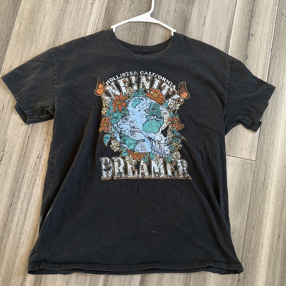 Hollister California “Infinite dreamer” Tee.